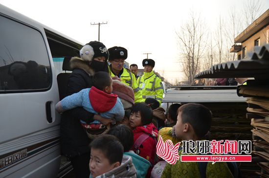 山東臨沂查一黑校車 女司機啥證沒有竟載了13個娃