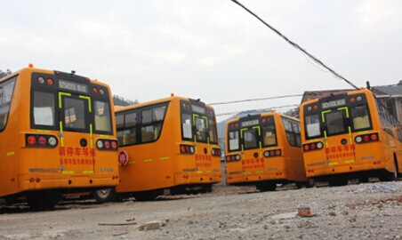 3個月過去了 50輛溫嶺校車仍然還在稽東鎮停著