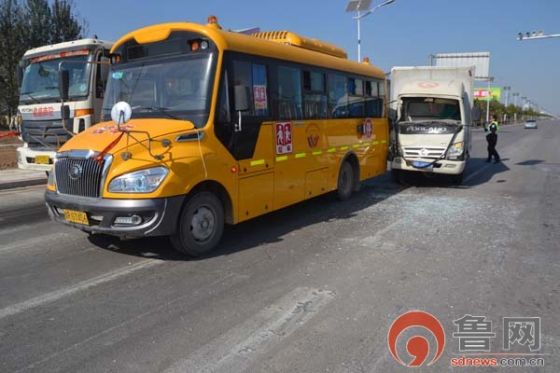 廂式貨車撞校車后現場