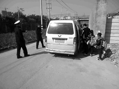 福州警方查獲一黑校車 核載7人卻擠下12名學(xué)生 