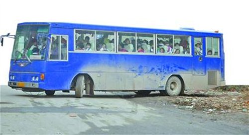 校車接送小學生 核載36人實載90多人