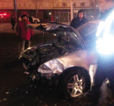 寶來(lái)撞破護(hù)欄 又迎頭撞校車(chē)