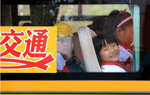 《美麗交通，平安校車》——濱城區六中的小學生乘坐平安校車回家路上