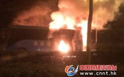 山東濟南一輛校車發(fā)生起火自燃 火光沖天
