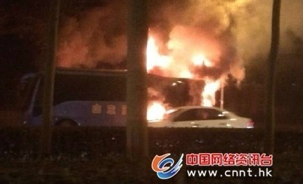 山東濟南一輛校車發(fā)生起火自燃 火光沖天