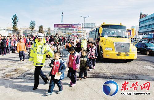 “史上最嚴交規”不避讓校車記6分 避讓校車讓孩子先行