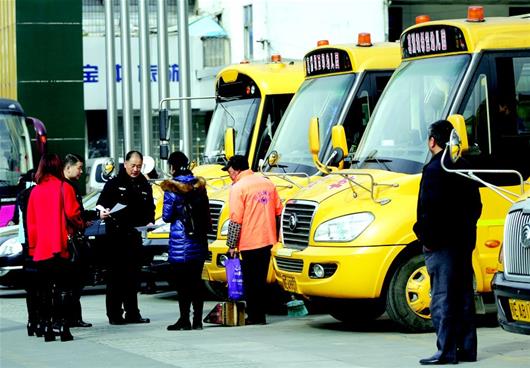 三峽晚報訊 3月3日，西陵交警大隊對28輛校車集中安全“體檢”，為千余名學生系上了“安全帶”。記者朱敏 攝