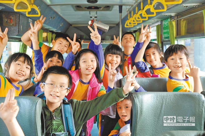 交通車替家長解決接送時的不便。搭車成了學童最期待的一刻。（林和生攝）