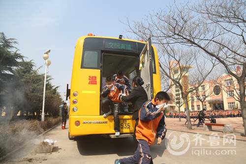 青島交運大鼻子校車春季消防演練 數十秒撤離完畢 校車消防演練現場