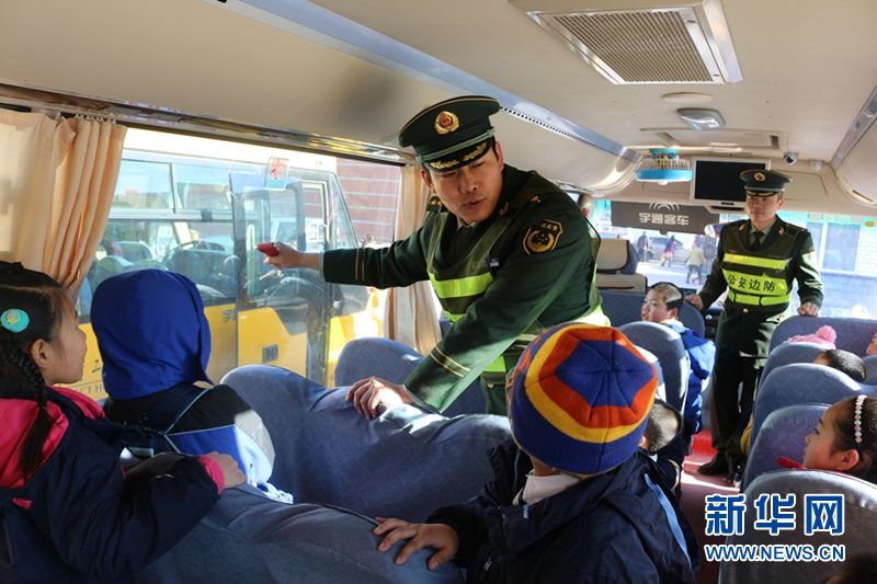 黑龍江邊防派出所開展“校車出行”安全宣傳