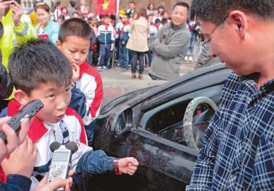 長春：校車“起火”孩子們熟練應(yīng)對