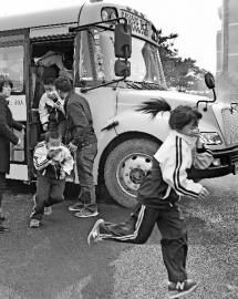 長春：校車“起火”孩子們熟練應(yīng)對