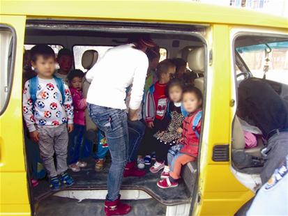 湖北棗陽(yáng)一9座幼兒園校車塞下30名孩子
