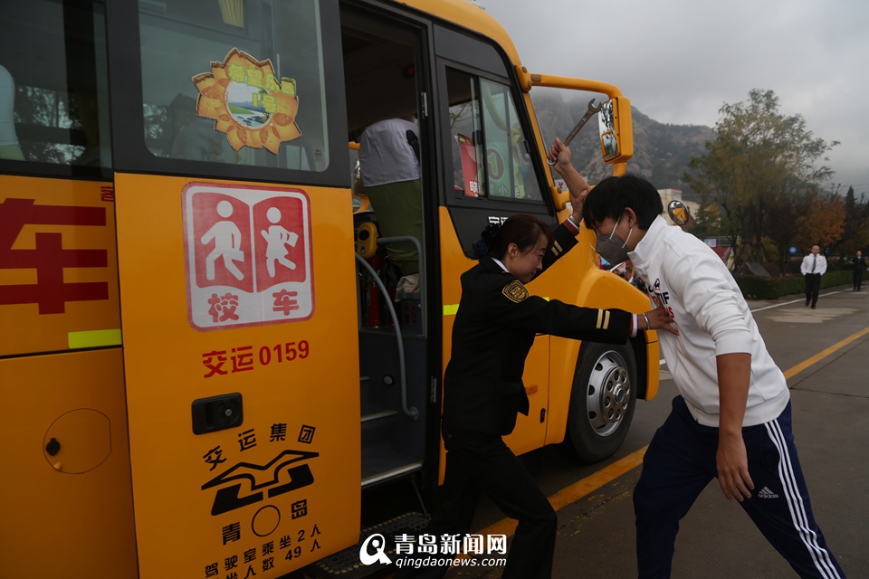 青島校車防恐消防演練 堅固堪比悍馬