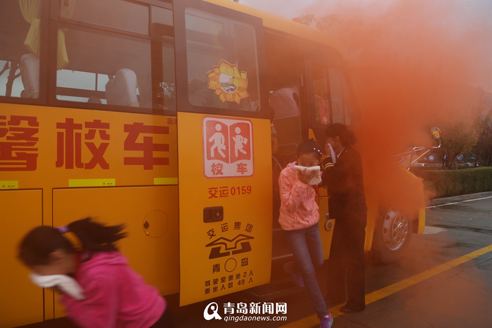 青島校車防恐消防演練 堅固堪比悍馬