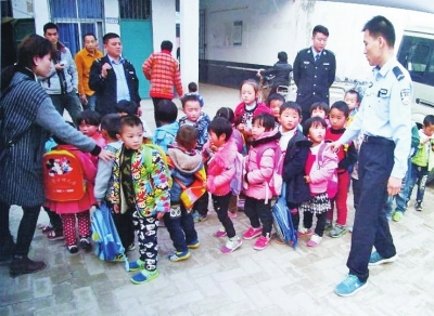 面包車?yán)锶诉@么多娃娃。