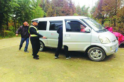 為進一步加強校車安全管理，切實維護好學生上下學的交通安全，11月13日下午，廣德縣公安局交警大隊柏墊中隊對轄區接送學生車輛展開突擊檢查。