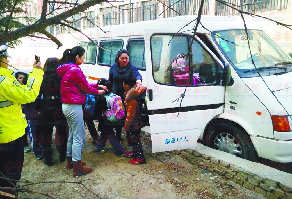 托管班竟用注銷(xiāo)車(chē)作校車(chē) 被李滄交警當(dāng)場(chǎng)查獲