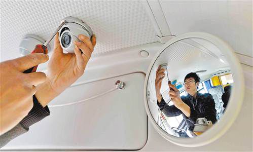 璧山區一幼兒園，技術人員為校車安裝GPS定位攝像系統。