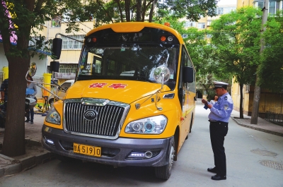 甘肅蘭州城關三部門聯手查校車