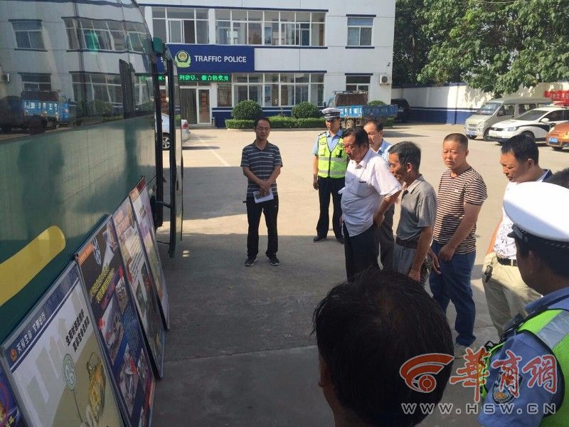 當日上午，交斜中隊召集轄區各幼兒園負責人及校車駕駛員共40余人，參加了安全教育宣傳大會。會上，民警通過視頻介紹了黑校車存在的安全隱患，以及近年來由于交通事故引發的群死群傷事件及校車亡人事故案例。