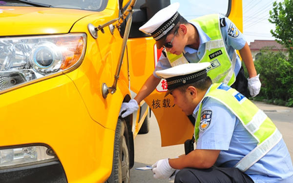 臨沂河?xùn)|交警“體檢”轄區(qū)內(nèi)校車 迎開學(xué)