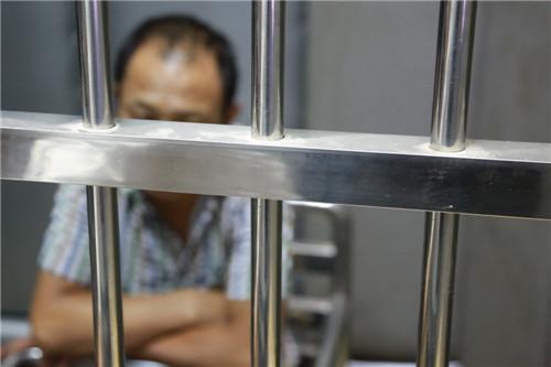 深圳一校車未年審且無證駕駛 車內(nèi)超載坐滿大媽