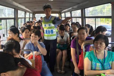 深圳一校車未年審且無證駕駛 車內(nèi)超載坐滿大媽