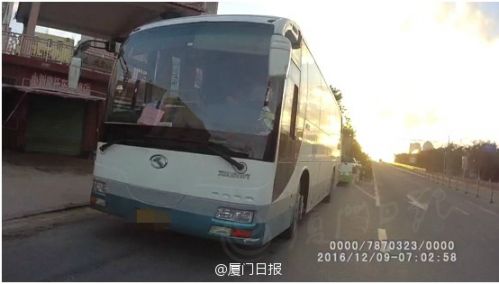 福建省廈門市集美區(qū)：交警設(shè)卡攔查 非法校車被逮個正著