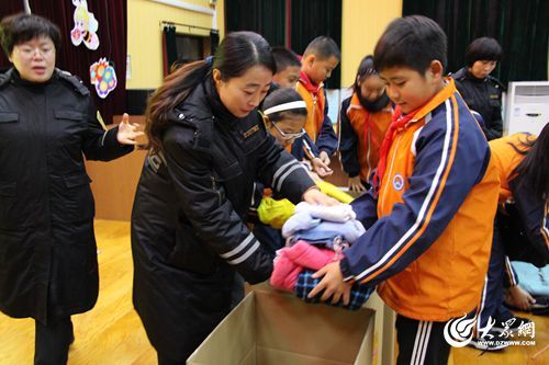 交運(yùn)溫馨校車公司“愛心漂流站”三天收兩千件衣物 已寄往云南山區(qū)