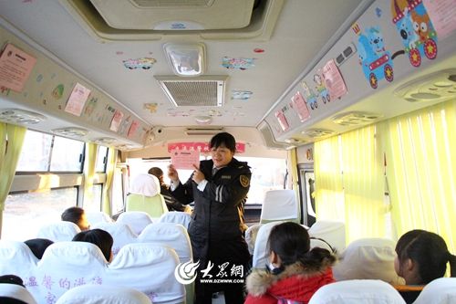 青島交運校車為學生發(fā)放校車乘車安全須知