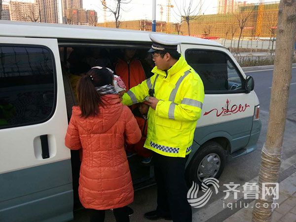 查處的校車，即超載又無資格證