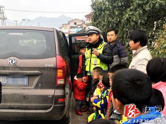 湖南張家界永定區多部門聯合排查校車安全隱患