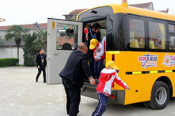 校車安全進校園--安凱客車再擔“公益標兵”