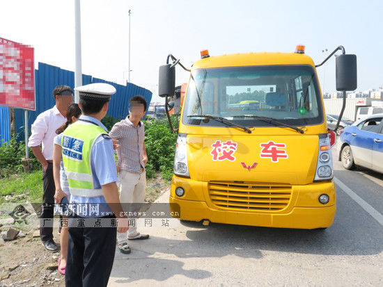 廣西一男子幫忙開“準校車” 被記24分罰1700元