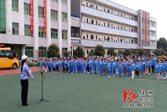 湖南衡陽交警走進(jìn)清華園學(xué)校開展校車突發(fā)事故應(yīng)急演練