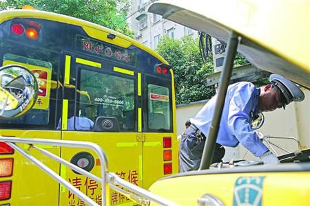 上海虹口交警開展校車安全檢查