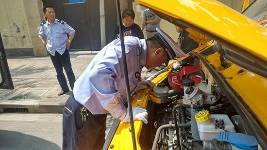 上海兩區(qū)交警開展校車安全大檢查，沒有發(fā)現(xiàn)問題校車