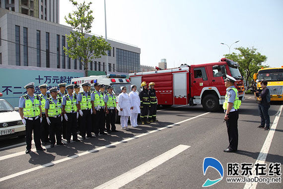 山東蓬萊交警聯(lián)合開展市校車安全事故處置救援演練