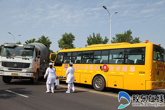 山東蓬萊交警聯(lián)合開展市校車安全事故處置救援演練