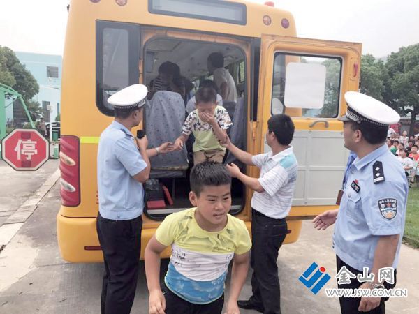 江蘇丹陽：校車逃生演練進校園