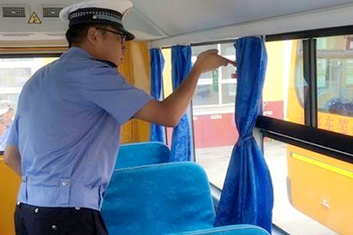 四川羅江交警巡邏一中隊(duì)繼續(xù)加強(qiáng)校車(chē)安全管理工作/ 四川羅江交警巡邏一中隊(duì)繼續(xù)加強(qiáng)校車(chē)安全管理工作