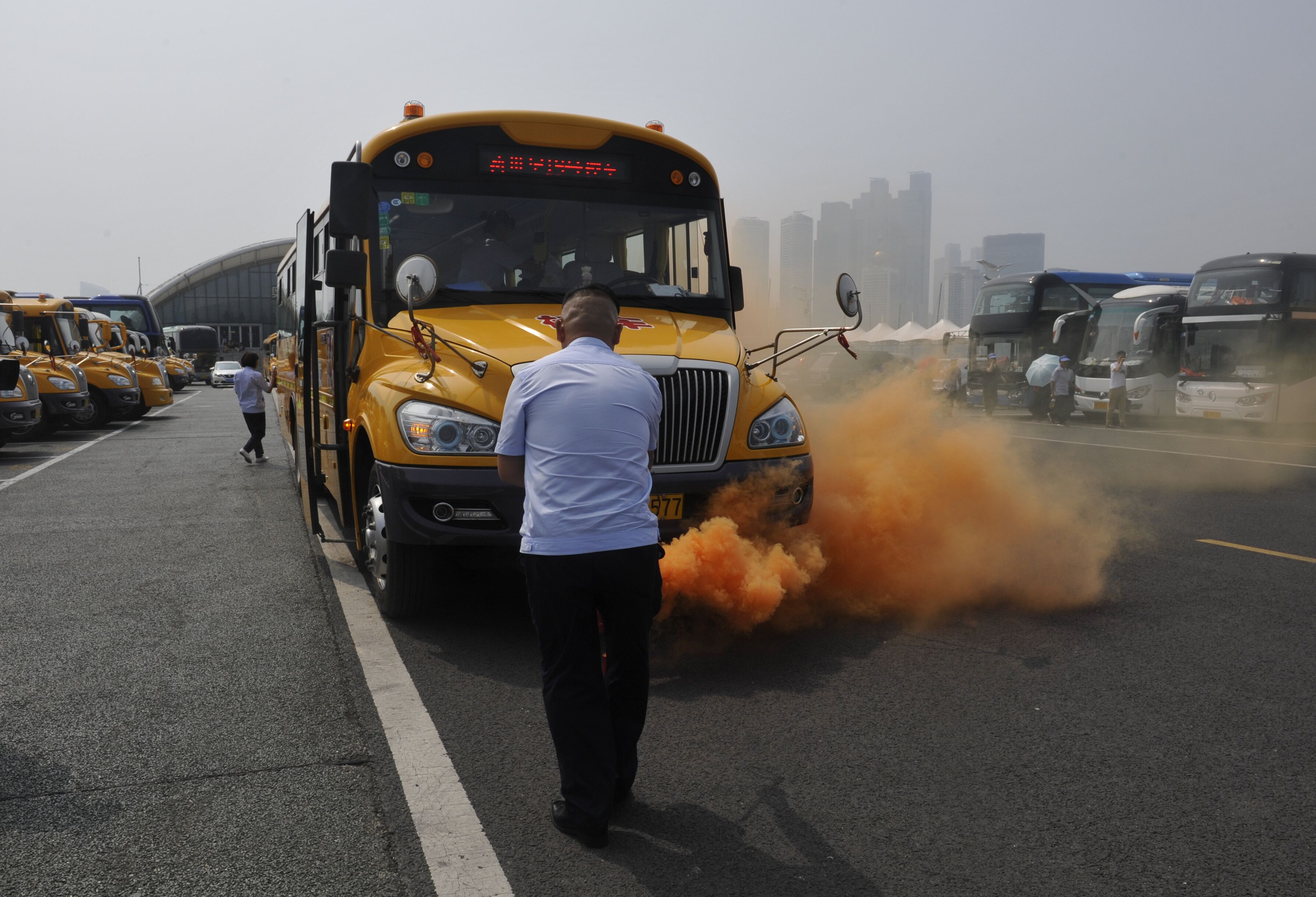 青島交警市南大隊組織校車應急消防逃生演練