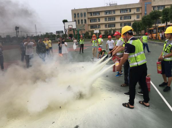 湖北監(jiān)利縣全面啟動(dòng)校車應(yīng)急疏散演練