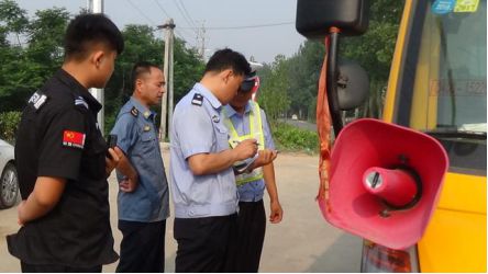 山東嘉祥警方開展校車安全檢查工作