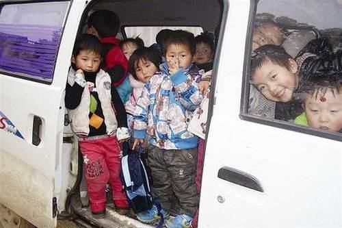 大連又現(xiàn)黑校車！幼兒園雇黑面包硬塞進18名幼童