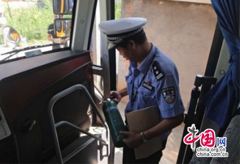 陜西安康高新交警深入轄區(qū)幼兒園開展校車安全檢查