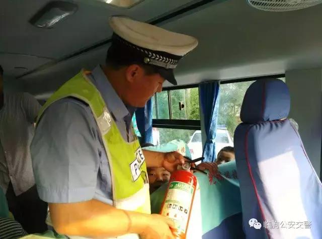 山東臨朐交警開展暑期前校車安全大檢查