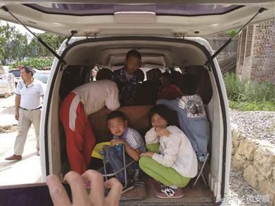 貴州安順：面包車變“校車” 后備箱還蹲了四個娃