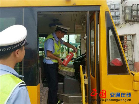 東鄉大隊狠抓暑期校車安全/ 東鄉大隊狠抓暑期校車安全